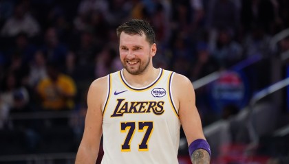 PG模拟器-东契奇已为湖人出战77场常规赛 49胜28负 场均30.8分7.8板8.2助