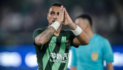 PG电子模拟器-莱昂纳多艾菲尔丁已到阿布扎比 海港引援接近收官